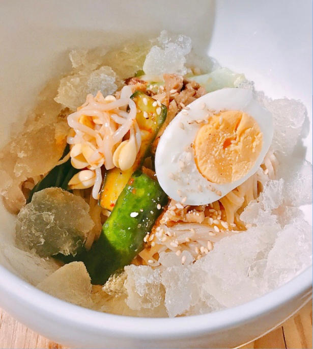 店内で涼しく、おいしく快適に！まるフェ館林のクールシェア内容, 食材にこだわった健康志向のメニュー, 子どもの新しい居場所「食学子(しょくがっこ)」の取り組み, 支援の輪を広げる「食事チケット」の仕組み