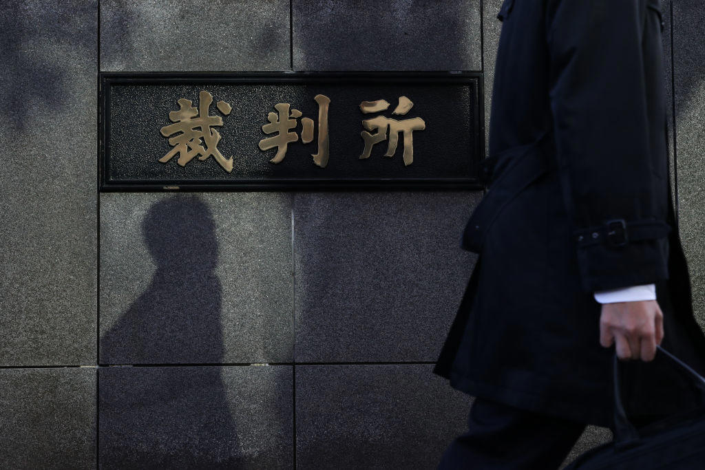 シラを切り通す法律事務所, 「私は知りません」, 知らぬ存ぜぬを貫く弁護士, 事件摘発前に死んだ弁護士と事務員