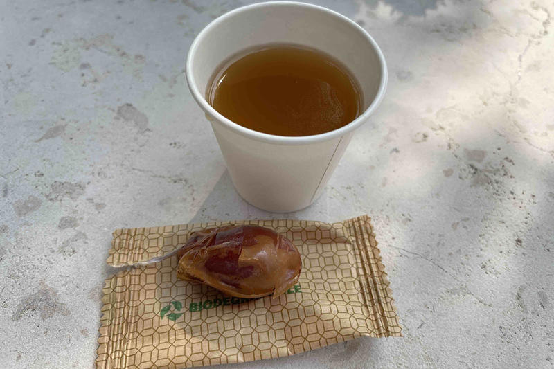 本場のサウジコーヒーと軽食が味わえる「IRTHカフェ」をレポート, おもてなしに欠かせない「サウジコーヒー」とは？, 初めての味！ スパイス香るコーヒーと甘いデーツを実食, お土産や軽食も充実, カフェの名前に込められた想い