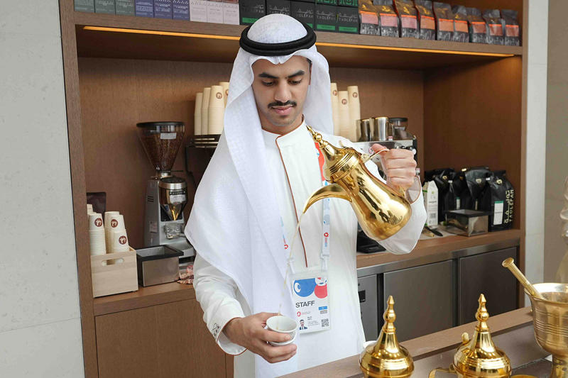 本場のサウジコーヒーと軽食が味わえる「IRTHカフェ」をレポート, おもてなしに欠かせない「サウジコーヒー」とは？, 初めての味！ スパイス香るコーヒーと甘いデーツを実食, お土産や軽食も充実, カフェの名前に込められた想い