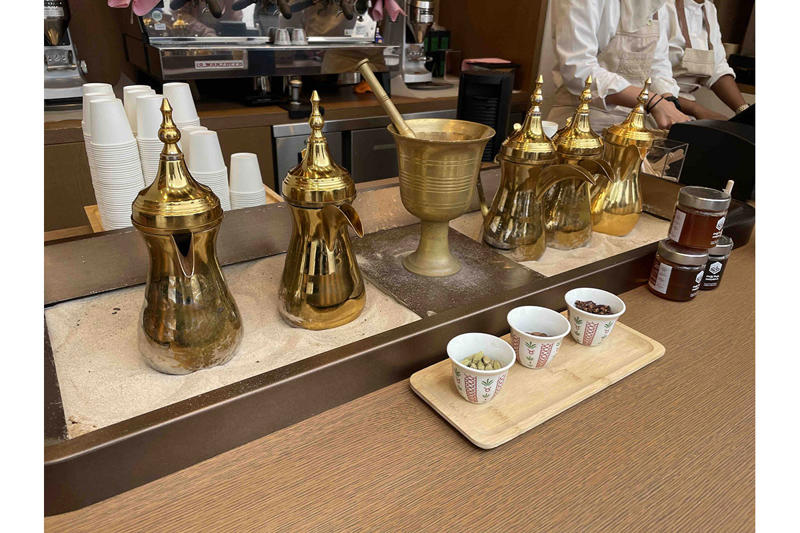 本場のサウジコーヒーと軽食が味わえる「IRTHカフェ」をレポート, おもてなしに欠かせない「サウジコーヒー」とは？, 初めての味！ スパイス香るコーヒーと甘いデーツを実食, お土産や軽食も充実, カフェの名前に込められた想い