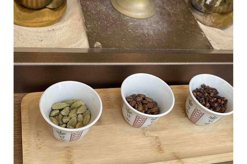 本場のサウジコーヒーと軽食が味わえる「IRTHカフェ」をレポート, おもてなしに欠かせない「サウジコーヒー」とは？, 初めての味！ スパイス香るコーヒーと甘いデーツを実食, お土産や軽食も充実, カフェの名前に込められた想い