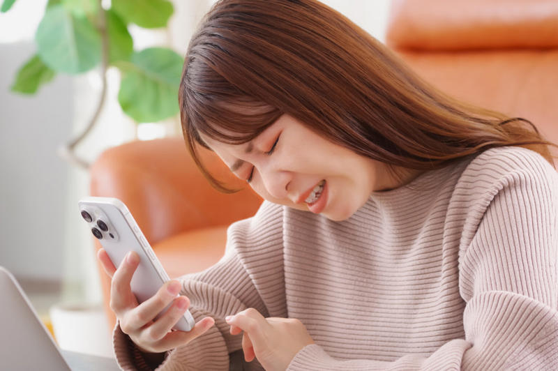 スマホゲームの課金が止まらなくなる原因, 一度課金するとやめられなくなる心理, 強くなりたい・周りに負けたくないという競争心理, コレクションを完成させたい心理, 仮想通貨で支払いの感覚が薄れる, ギャンブル性が高いガチャの演出効果, ゲームでストレスや不安を解消するため, スマホゲームに課金が止まらない時の7つの解決策, ①クレジットカード情報を削除する, ②プリペイドカードに切り替える, ③スマホの購入承認機能を設定する, ④定期購入（サブスク）を解除する, ⑤ゲームをアンインストールする, ⑥課金額を記録して見える化する, ⑦ゲーム以外の趣味や活動を見つける, スマホゲームの課金がやめられないと起こりうる問題, 経済的な負担が増えてしまう, 睡眠不足や体調不良になる, 家族や友人との関係が悪化する, 仕事や学校に集中できなくなる, 課金依存症になりやすい