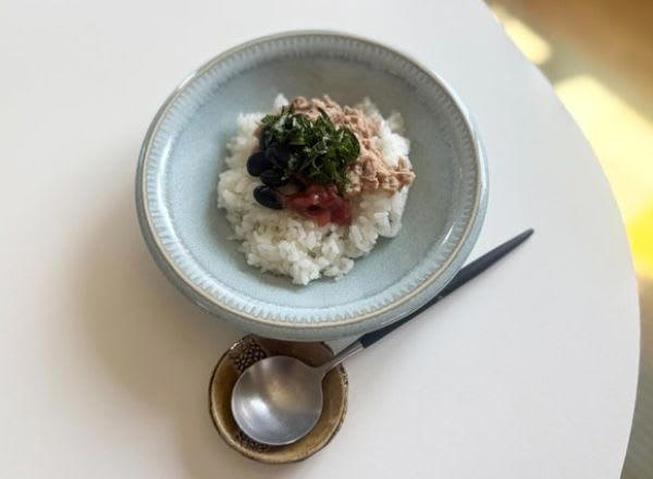 【1】美容ケア＆メンタルケアに◎「ツナ×黒豆×うめトッピングごはん」, 【2】元気をチャージしたい時はこれ！「しらす×温玉×かつおぶしトッピングごはん」, 胃腸の調子が良くない時に。「とろろ×梅トッピングごはん」, ごはんにのせる具材を変えるだけで薬膳ごはんに♪, 倉口ゆうみさんのコラム一覧, 【プロフィール】倉口ゆうみさん／国際薬膳調理師/繊細Girlsさんのための薬膳レッスン主催, 朝時間アンバサダーとは
