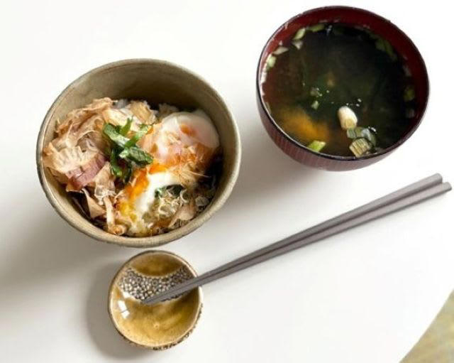 【1】美容ケア＆メンタルケアに◎「ツナ×黒豆×うめトッピングごはん」, 【2】元気をチャージしたい時はこれ！「しらす×温玉×かつおぶしトッピングごはん」, 胃腸の調子が良くない時に。「とろろ×梅トッピングごはん」, ごはんにのせる具材を変えるだけで薬膳ごはんに♪, 倉口ゆうみさんのコラム一覧, 【プロフィール】倉口ゆうみさん／国際薬膳調理師/繊細Girlsさんのための薬膳レッスン主催, 朝時間アンバサダーとは