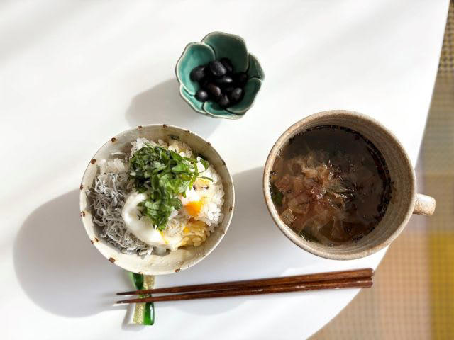 【1】美容ケア＆メンタルケアに◎「ツナ×黒豆×うめトッピングごはん」, 【2】元気をチャージしたい時はこれ！「しらす×温玉×かつおぶしトッピングごはん」, 胃腸の調子が良くない時に。「とろろ×梅トッピングごはん」, ごはんにのせる具材を変えるだけで薬膳ごはんに♪, 倉口ゆうみさんのコラム一覧, 【プロフィール】倉口ゆうみさん／国際薬膳調理師/繊細Girlsさんのための薬膳レッスン主催, 朝時間アンバサダーとは