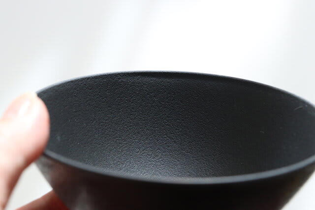 ダイソーの100円食器が陶器の概念を覆す, 商品情報: 穂 茶碗 12.5cm, 陶器以外は使いたくない…ダイソーで発見, 高級感と軽さのギャップに驚き, ダイソーの『穂 茶碗 12.5cm』が使いやすい, おすすめの『深月レンジ食器（丸皿、21cm、黒）』