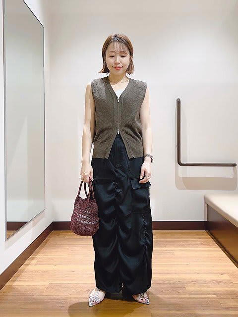 白Tシャツ×黒ロングスカートで大人っぽく格上げ, シアージャケットと合わせて爽やかに抜け感を演出, ベスト×バルーンスカートでバランスアップ, ジップベスト×サイドポケットスカートでトレンド感満載に, チェックシャツ×サテンスカートで秋ムードを高める