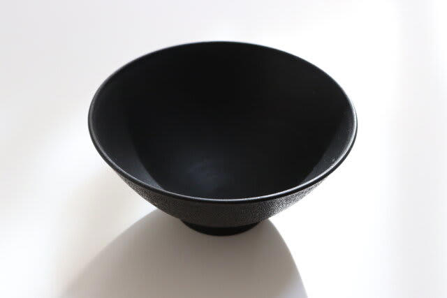 ダイソーの100円食器が陶器の概念を覆す, 商品情報: 穂 茶碗 12.5cm, 陶器以外は使いたくない…ダイソーで発見, 高級感と軽さのギャップに驚き, ダイソーの『穂 茶碗 12.5cm』が使いやすい, おすすめの『深月レンジ食器（丸皿、21cm、黒）』