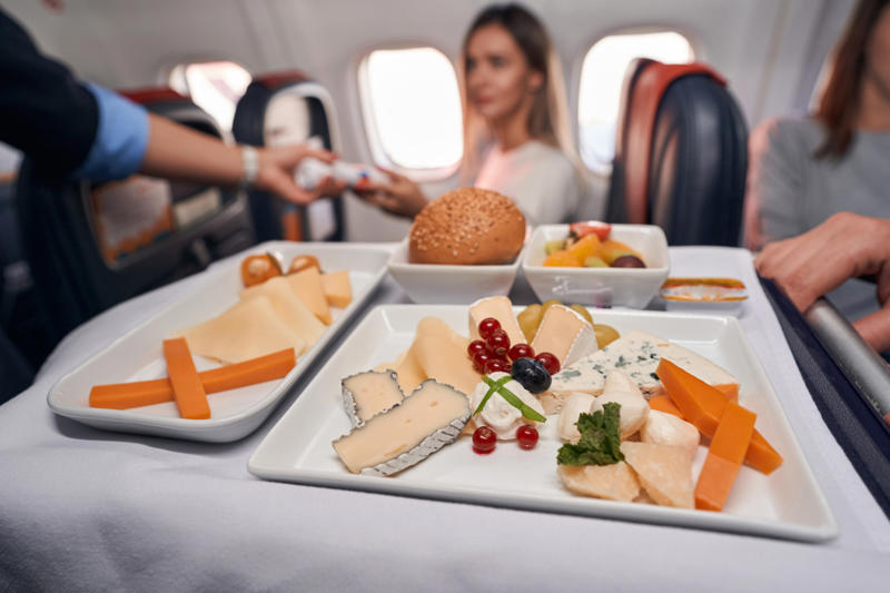 トレーに乗った食事の価格, 機内食の予算の削減, 無料の食事が消えた瞬間, 最後の無料トレー, 空の上の高額消費社, 変化する機内食の費用, フルサービスの味, 予算重視の機内食, 飛行距離別の食事プラン, 目的地別のメニュー, トレーの裏側にある労働, あなたのためのメニュー, 空の上のためのデザイン, 35,000フィートでの味覚, 空に浮かぶグルメ, 調理完了、包装済み、飛行準備万端, 各航空会社の食事料金, 全てに追加料金がかかる, 機内でのアルコール代, 機内でのアルコール代, 乗客がメニューを形成する背景, 評価が航空会社の食事を左右する