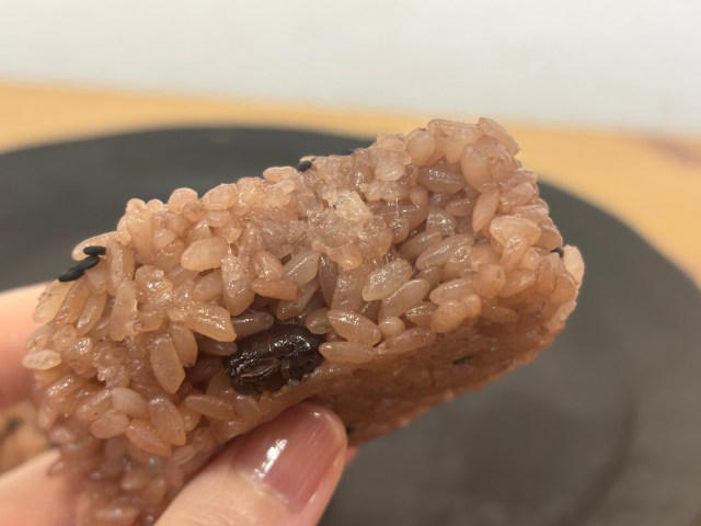 ・地味なスタメン・赤飯, ・改めてセブン・ローソン・ファミマの赤飯おにぎりを比較, ・食べ進めると全然違う, ・セブンイレブン, ・ファミリーマート, ・ファミマの赤飯、最強
