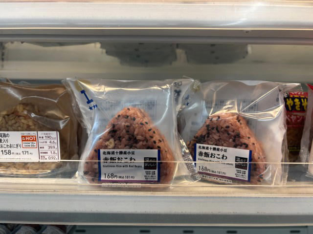 ・地味なスタメン・赤飯, ・改めてセブン・ローソン・ファミマの赤飯おにぎりを比較, ・食べ進めると全然違う, ・セブンイレブン, ・ファミリーマート, ・ファミマの赤飯、最強