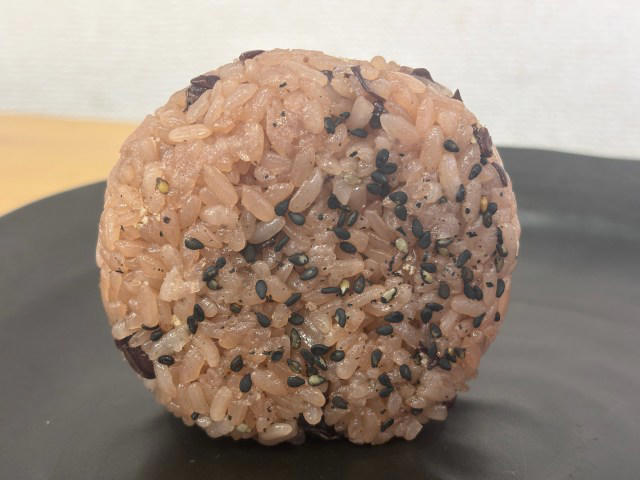 ・地味なスタメン・赤飯, ・改めてセブン・ローソン・ファミマの赤飯おにぎりを比較, ・食べ進めると全然違う, ・セブンイレブン, ・ファミリーマート, ・ファミマの赤飯、最強