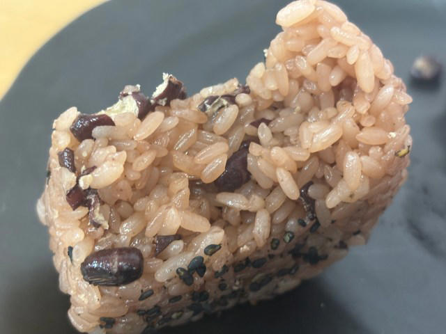 ・地味なスタメン・赤飯, ・改めてセブン・ローソン・ファミマの赤飯おにぎりを比較, ・食べ進めると全然違う, ・セブンイレブン, ・ファミリーマート, ・ファミマの赤飯、最強