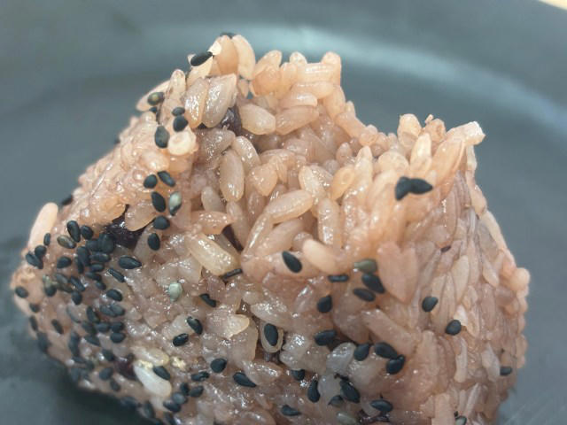 ・地味なスタメン・赤飯, ・改めてセブン・ローソン・ファミマの赤飯おにぎりを比較, ・食べ進めると全然違う, ・セブンイレブン, ・ファミリーマート, ・ファミマの赤飯、最強