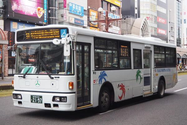 新駅開業で生まれた「ポツンとバス停」, 車線を改築し「バスベイ」新設 しかし, 「安全性が向上する」「安全担保できない」分かれた見解, 「苦渋の決断」でバス停廃止という結末