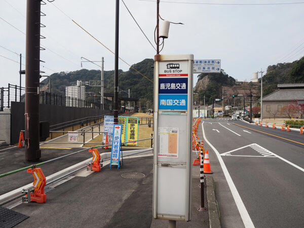 新駅開業で生まれた「ポツンとバス停」, 車線を改築し「バスベイ」新設 しかし, 「安全性が向上する」「安全担保できない」分かれた見解, 「苦渋の決断」でバス停廃止という結末