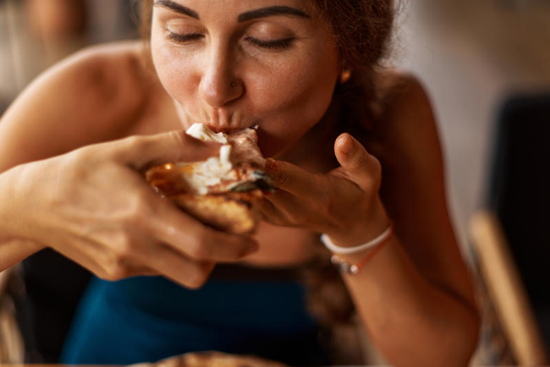 イタリア流の朝食, 朝のエスプレッソ習慣, 立ち飲みで味わう, エスプレッソ以外の朝の選択肢, コーヒーと一緒に楽しむ朝食の楽しみ, 軽くてヘルシーな選択肢, プランツォ：イタリアの昼のごちそう, プランツォ：イタリアの昼のごちそう, イタリア名物のアペリティーヴォ, アンティパスティ：前菜という芸術, プリミ：最初のコース, フォークだけでどうぞ, セコンディ：シンプルで滋味深く、満足感のある皿, クラシックなセコンディ, メランザーネ・アッラ・パルミジャーナ：上品で肉を使わない一皿, コントルニ：彩り豊かな添え物, インサラータ：さっぱりとした締めくくり, フォルマッジ・エ・フルッタ：甘さと塩気の絶妙な組み合わせ, ファーレ・ラ・スカルペッタ, ドルチェ：イタリアの甘い終わり, エスプレッソ：伝統的な締めくくり, ディジェスティーヴォ：ひと口で消化を助ける, イタリアでのチップ事情, ローマの夜空の下でのディナー, 夕暮れの散歩のあとに楽しむ食事, ラチェーナ：イタリアの軽めの夕食, イタリアのメニューに従おう, ゆっくり楽しもう