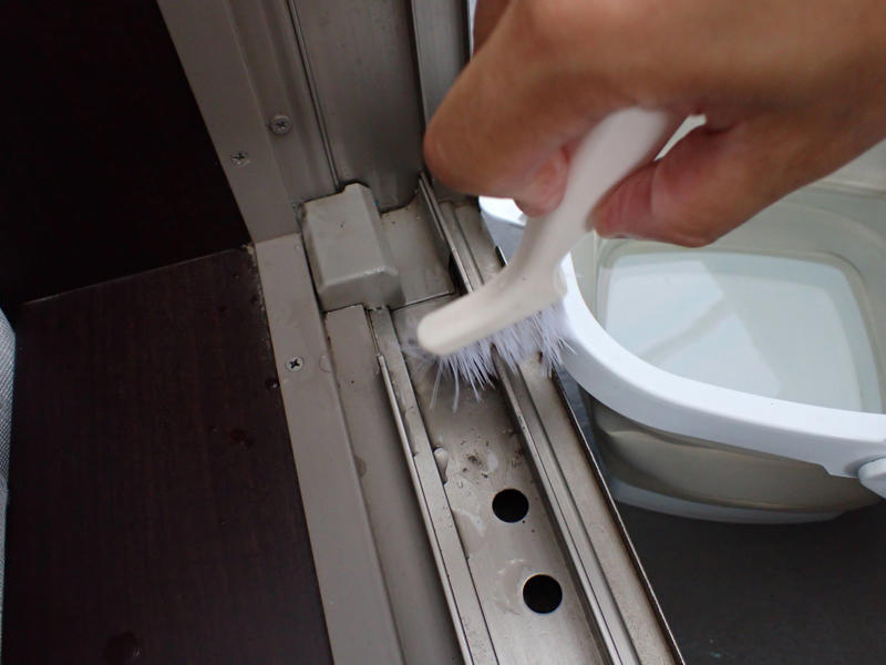 特別な洗剤不要！水だけでできる！, サッシにたまる汚れの種類って, 手順1.レールの砂やほこりをしっかり払う, 手順2.端に寄せて掃除機で吸い込む, 手順3.水をサッシに流し込む, 手順4.全体を水拭き, 手順5.仕上げの乾拭き, 掃除後のサッシをチェック