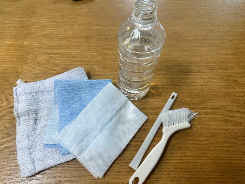 特別な洗剤不要！水だけでできる！, サッシにたまる汚れの種類って, 手順1.レールの砂やほこりをしっかり払う, 手順2.端に寄せて掃除機で吸い込む, 手順3.水をサッシに流し込む, 手順4.全体を水拭き, 手順5.仕上げの乾拭き, 掃除後のサッシをチェック