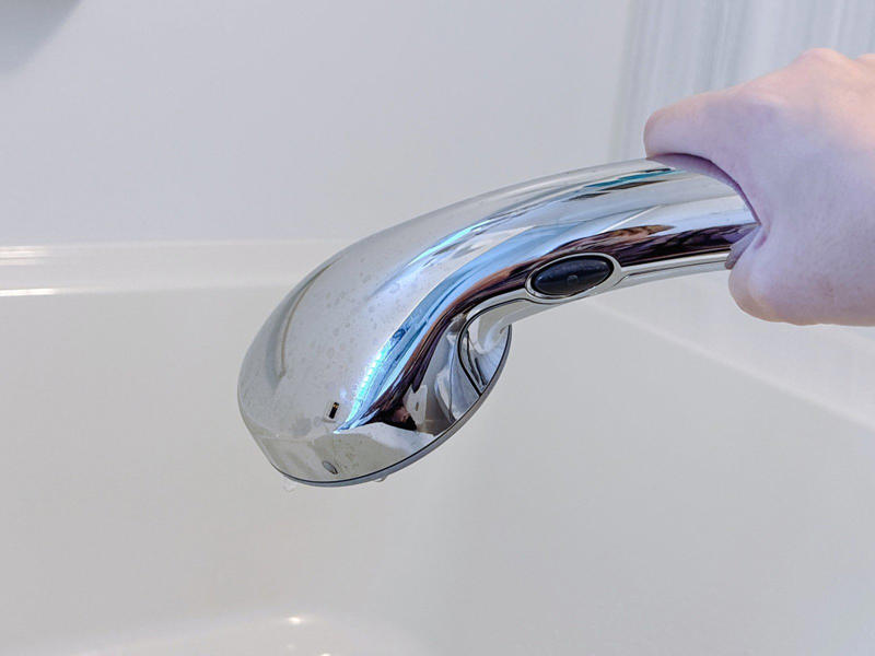 シャワーヘッドの「水垂れ」は正常です, 残留水のポタポタを防ぐコツ, 水が出続ける場合は「故障」を疑おう, 「壊れたかも」と焦る前に、まずは様子見を