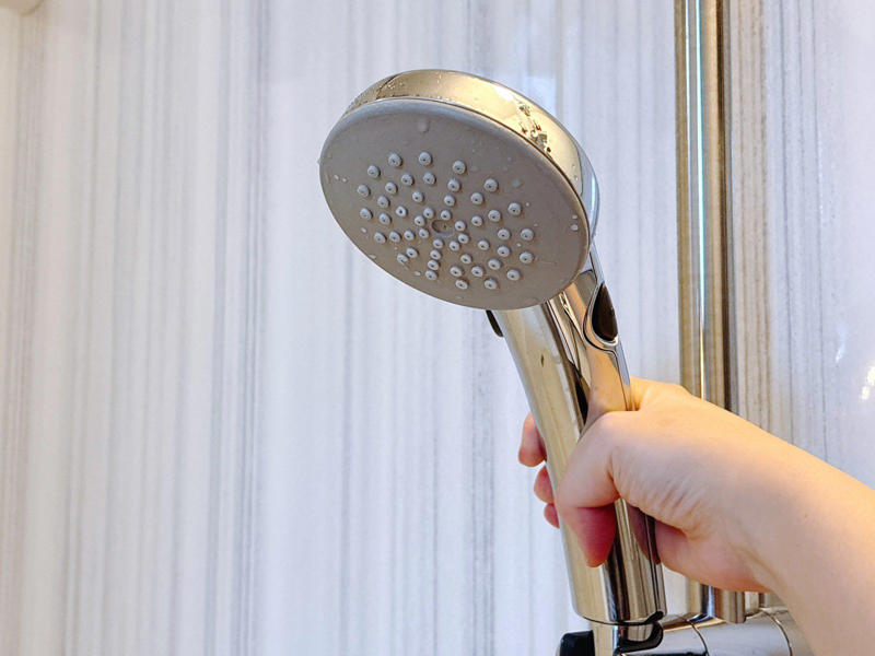 シャワーヘッドの「水垂れ」は正常です, 残留水のポタポタを防ぐコツ, 水が出続ける場合は「故障」を疑おう, 「壊れたかも」と焦る前に、まずは様子見を