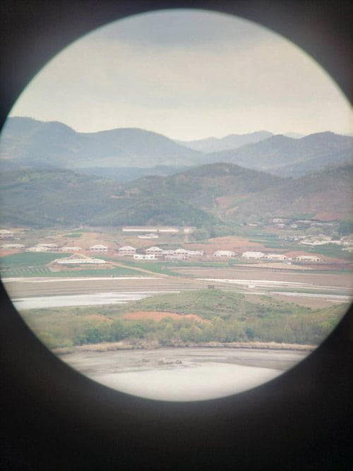 ずっと行ってみたかった「日本から近くて遠すぎる国」,  北朝鮮をたった5万円で体感する方法 , 国境沿いの「川」は浅くて狭い？, 本物の北朝鮮。展望台から見えた衝撃の光景, パスポート保有率17%。国外に出たがらない日本人に筆者が伝えたいこと