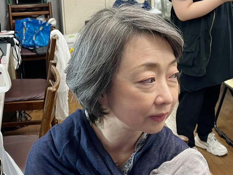 気分が上がったり下がったり、グレーヘア移行中の正直な気持ち, よく見えるメガネで見て愕然！白髪のリアル, 2000円のつけ毛が大好評。「ぼやけた髪色」に遊び心をプラス, 老化は受け入れるよりも慣れ！地毛を生かした役にも挑戦, 猛暑の夏、浴衣が大活躍。洋服よりも心地よい, 手ぬぐいも大活躍。日本古来の日常品を見直す
