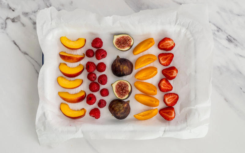 The best fruits to freeze, Stone fruits, Tropical fruits, Apples and pears, Figs and grapes (and their leaves), The fruits you should keep fresh, Citrus fruits, How to freeze fruit, Prepare the fruit, Open freeze, Pack and store