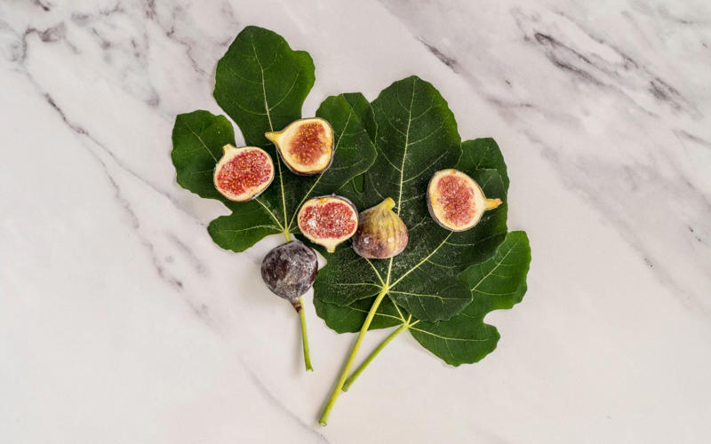 The best fruits to freeze, Stone fruits, Tropical fruits, Apples and pears, Figs and grapes (and their leaves), The fruits you should keep fresh, Citrus fruits, How to freeze fruit, Prepare the fruit, Open freeze, Pack and store