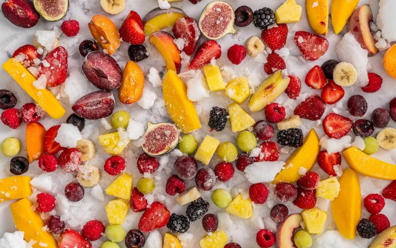 The best fruits to freeze, Stone fruits, Tropical fruits, Apples and pears, Figs and grapes (and their leaves), The fruits you should keep fresh, Citrus fruits, How to freeze fruit, Prepare the fruit, Open freeze, Pack and store