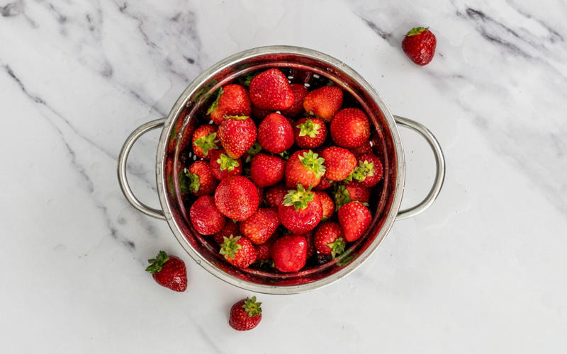 The best fruits to freeze, Stone fruits, Tropical fruits, Apples and pears, Figs and grapes (and their leaves), The fruits you should keep fresh, Citrus fruits, How to freeze fruit, Prepare the fruit, Open freeze, Pack and store