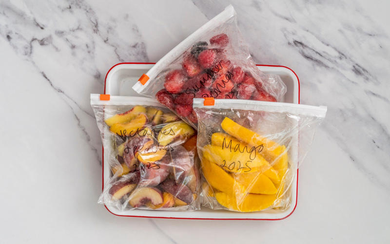 The best fruits to freeze, Stone fruits, Tropical fruits, Apples and pears, Figs and grapes (and their leaves), The fruits you should keep fresh, Citrus fruits, How to freeze fruit, Prepare the fruit, Open freeze, Pack and store
