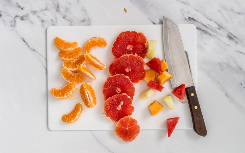 The best fruits to freeze, Stone fruits, Tropical fruits, Apples and pears, Figs and grapes (and their leaves), The fruits you should keep fresh, Citrus fruits, How to freeze fruit, Prepare the fruit, Open freeze, Pack and store