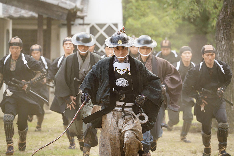 ■ 浄瑠璃仕立てで「御救い銀」を告知…第３３回あらすじ, ■ 「悪意の権化」丈右衛門だった男が今週も煽動, ■ 蔦重に凶刃！激的な出来事が連チャンで…, ■ 新之助の死にＳＮＳ号泣、憔悴する蔦重, ■ 慰める歌麿、本作りのモチベーションへ