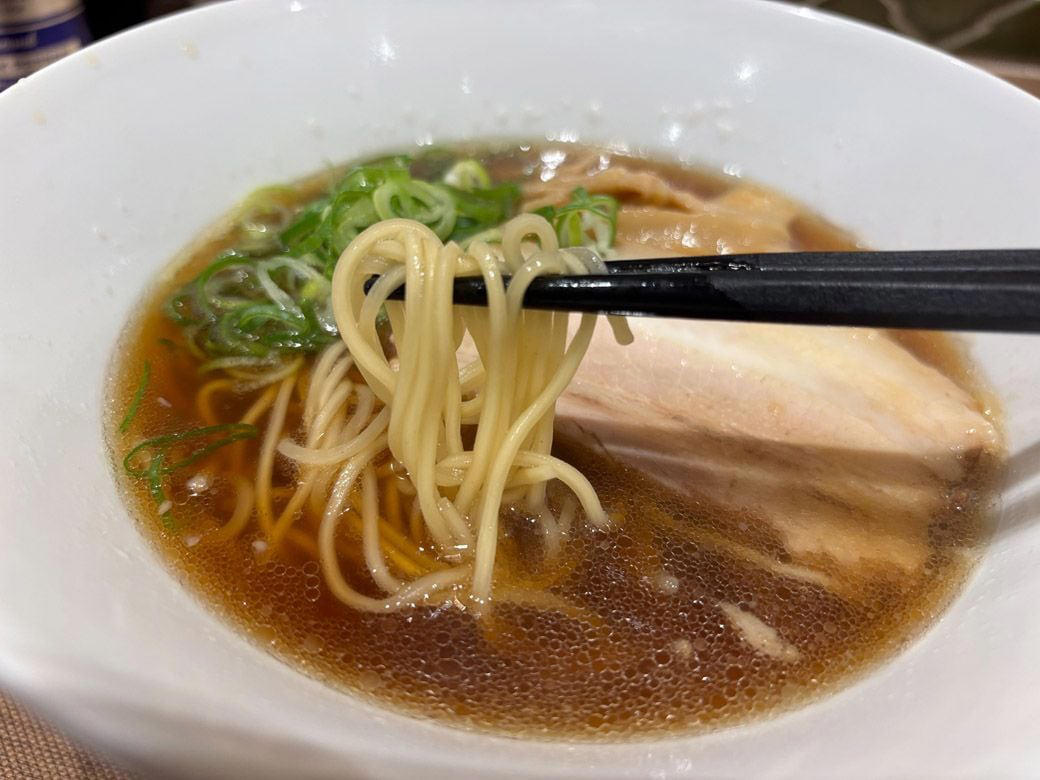 新業態はあえての“逆張り”戦略？, 「ラーメン1000円の壁」を大きく下回る価格設定, 吉野家のラーメン注力とはどう違う？, 「ブランド連想」を軸にした「伝説の肉そば屋」, 現段階では、ラーメンファンの心をつかむのは難しい？