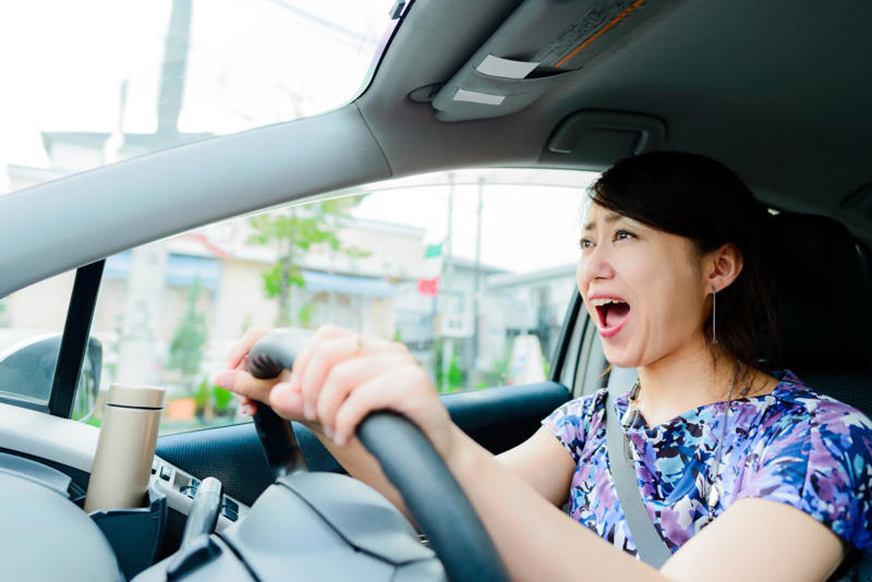 運転が上手いと思っているのは自分だけ？, 運転が下手な人に共通する8つの特徴, 1. 急ブレーキや急発進が多い, 2. 左右どちらかに寄りすぎる, 3. 車間距離が適切でない, 4. カーブでの運転が安定しない, 5. 発進や合流のタイミングがつかめない, 6. バック駐車が苦手, 7. ナビに頼りすぎる, 8. 運転に集中できていない, なぜ運転が下手になるのか？主な原因を解説, 経験不足や練習不足がある, 視野や空間認識力が低い, 焦りや恐怖心が強い, 運転が上手になるための改善方法, 苦手な操作を繰り返し練習する, 運転の上手な人に同乗してもらう, 時間に余裕を持って運転する, ペーパードライバー講習を受ける, 車酔いしにくい運転を心がける