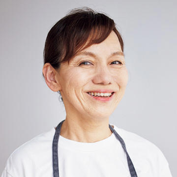 鮭のレモン塩麹漬け, 展開1　鮭と夏野菜のグリル焼き, 展開2　鮭とトマトと玉ねぎの蒸し煮, ブリの豆板醤・にんにく味噌漬け, 展開1　ブリ炒めのピーマンきゅうりのせ, 展開2　ブリのグリル焼き、小松菜添え, 漬ける、蒸す、塩をするだけ。アレンジ自在の使える下ごしらえ