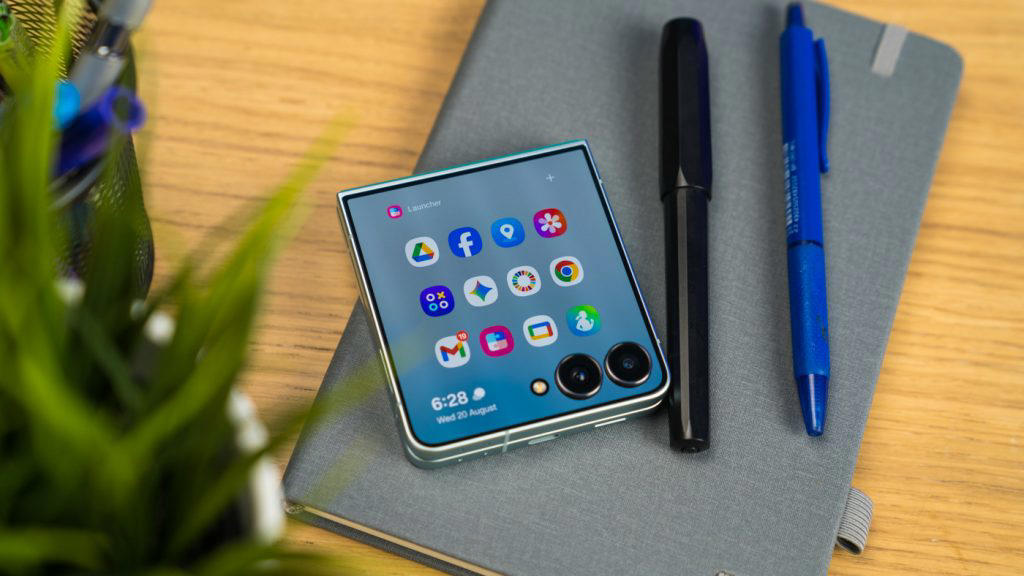 FlexWindow: Do More Without Opening Your Phone, Run Full Apps on Cover Screen, Smarter Convenience with Galaxy AI on FlexWindow, Enjoy RM600 Off With the Galaxy Z Flip7 and More!