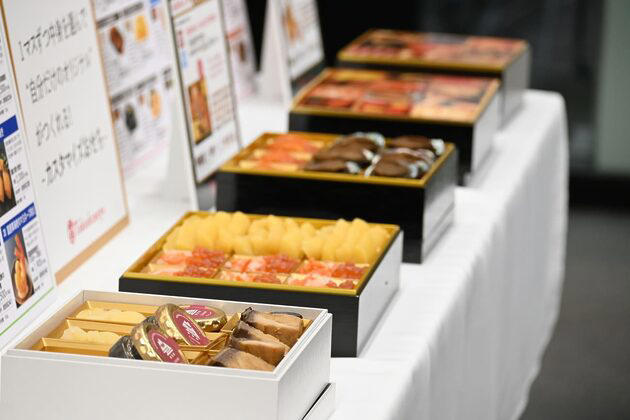 2026年の「おせち」が早くも販売開始, 「髙島屋」では1000種類のおせちを販売, 自分で中身を選べるおせちが人気／髙島屋, 和・洋・中の名店シェフが手がける三段重／髙島屋, 贅沢な食を自宅で楽しめる新商品／髙島屋, 「松屋銀座」は100周年を記念したおせち料理も, 100にちなんだ「100品目のおせち」が登場／松屋銀座, 松屋オリジナルおせち「和洋折衷二段重」／松屋銀座, 「大丸・松坂屋」ではオリジナルのおせちを強化, 7年連続売上１位のおせちは今年も大注目／大丸・松坂屋, 3年連続売上個数1位のおせち／大丸・松坂屋, 各百貨店の「スイーツおせち」にも注目を！
