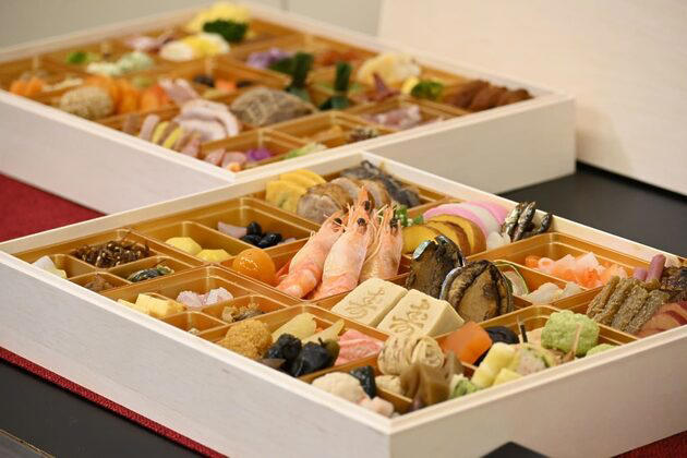 2026年の「おせち」が早くも販売開始, 「髙島屋」では1000種類のおせちを販売, 自分で中身を選べるおせちが人気／髙島屋, 和・洋・中の名店シェフが手がける三段重／髙島屋, 贅沢な食を自宅で楽しめる新商品／髙島屋, 「松屋銀座」は100周年を記念したおせち料理も, 100にちなんだ「100品目のおせち」が登場／松屋銀座, 松屋オリジナルおせち「和洋折衷二段重」／松屋銀座, 「大丸・松坂屋」ではオリジナルのおせちを強化, 7年連続売上１位のおせちは今年も大注目／大丸・松坂屋, 3年連続売上個数1位のおせち／大丸・松坂屋, 各百貨店の「スイーツおせち」にも注目を！