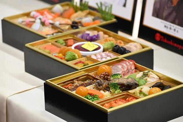 2026年の「おせち」が早くも販売開始, 「髙島屋」では1000種類のおせちを販売, 自分で中身を選べるおせちが人気／髙島屋, 和・洋・中の名店シェフが手がける三段重／髙島屋, 贅沢な食を自宅で楽しめる新商品／髙島屋, 「松屋銀座」は100周年を記念したおせち料理も, 100にちなんだ「100品目のおせち」が登場／松屋銀座, 松屋オリジナルおせち「和洋折衷二段重」／松屋銀座, 「大丸・松坂屋」ではオリジナルのおせちを強化, 7年連続売上１位のおせちは今年も大注目／大丸・松坂屋, 3年連続売上個数1位のおせち／大丸・松坂屋, 各百貨店の「スイーツおせち」にも注目を！