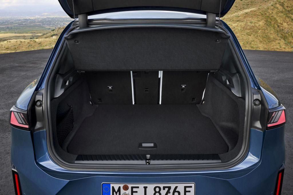 BMW iX3 50 xDrive Specs and Performance, BMW iX3 2026 Battery and Charging, Modern interior with Panoramic iDrive, BMW iX3 2026 Production and Availability