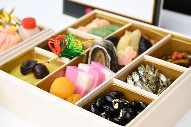 2026年の「おせち」が早くも販売開始, 「髙島屋」では1000種類のおせちを販売, 自分で中身を選べるおせちが人気／髙島屋, 和・洋・中の名店シェフが手がける三段重／髙島屋, 贅沢な食を自宅で楽しめる新商品／髙島屋, 「松屋銀座」は100周年を記念したおせち料理も, 100にちなんだ「100品目のおせち」が登場／松屋銀座, 松屋オリジナルおせち「和洋折衷二段重」／松屋銀座, 「大丸・松坂屋」ではオリジナルのおせちを強化, 7年連続売上１位のおせちは今年も大注目／大丸・松坂屋, 3年連続売上個数1位のおせち／大丸・松坂屋, 各百貨店の「スイーツおせち」にも注目を！