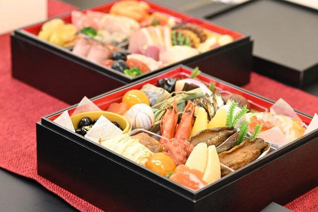2026年の「おせち」が早くも販売開始, 「髙島屋」では1000種類のおせちを販売, 自分で中身を選べるおせちが人気／髙島屋, 和・洋・中の名店シェフが手がける三段重／髙島屋, 贅沢な食を自宅で楽しめる新商品／髙島屋, 「松屋銀座」は100周年を記念したおせち料理も, 100にちなんだ「100品目のおせち」が登場／松屋銀座, 松屋オリジナルおせち「和洋折衷二段重」／松屋銀座, 「大丸・松坂屋」ではオリジナルのおせちを強化, 7年連続売上１位のおせちは今年も大注目／大丸・松坂屋, 3年連続売上個数1位のおせち／大丸・松坂屋, 各百貨店の「スイーツおせち」にも注目を！