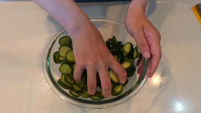 ご飯がすすむ！「きゅうりの佃煮」の作り方, 今日のレシピのポイント, 動画でご覧になりたい方はこちらから, YouTube「エプロン」簡単レシピを動画で紹介しています。, Instagram「エプロン」簡単レシピを写真で紹介しています。