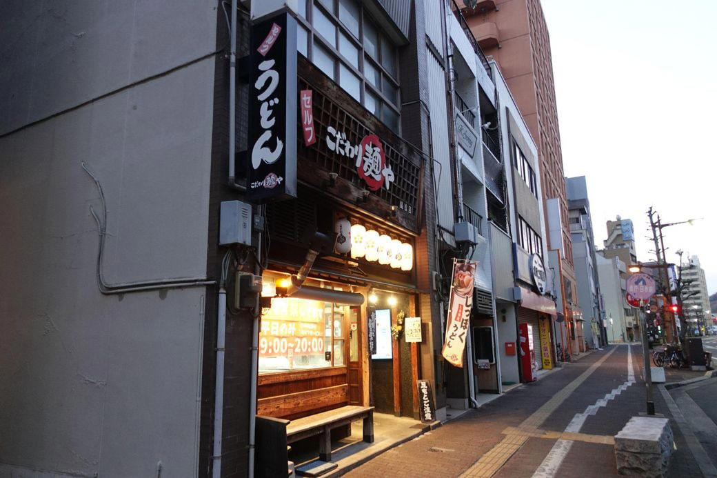 「丸亀vsはなまる」に当てはまらない香川県　真の王者は「〇〇〇製麺」？, 今ではチェーン店も多く存在する, 唯一生き残る店舗の特徴とは？, 丸亀から来たうどん店に「丸亀の看板を降ろせ」？尾を引く「商標独占」騒動, 丸亀製麺は以前よりも大きく成長している