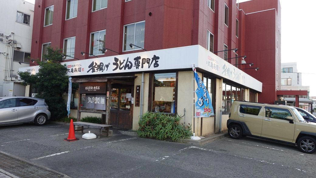 「セルフうどん」2強　実は「店づくりが全然違う？」, まさかの「一大さぬきうどん」ブーム到来　丸亀・はなまる設立に、どう影響した？,  イメージ戦略も分かれる丸亀・はなまる　, 丸亀製麺の「店内製造」が生み出す「高単価・高利益」, 丸亀製麺、セルフうどん動線の改善で「売り上げ2倍」を獲得できたワケ, あらわになった丸亀・はなまるの「経営力の差」ただ「豪運」にもあり？