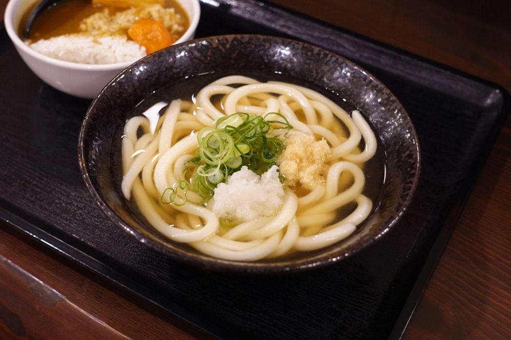 「丸亀vsはなまる」に当てはまらない香川県　真の王者は「〇〇〇製麺」？, 今ではチェーン店も多く存在する, 唯一生き残る店舗の特徴とは？, 丸亀から来たうどん店に「丸亀の看板を降ろせ」？尾を引く「商標独占」騒動, 丸亀製麺は以前よりも大きく成長している