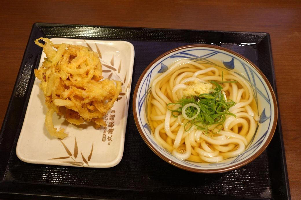 「丸亀vsはなまる」に当てはまらない香川県　真の王者は「〇〇〇製麺」？, 今ではチェーン店も多く存在する, 唯一生き残る店舗の特徴とは？, 丸亀から来たうどん店に「丸亀の看板を降ろせ」？尾を引く「商標独占」騒動, 丸亀製麺は以前よりも大きく成長している